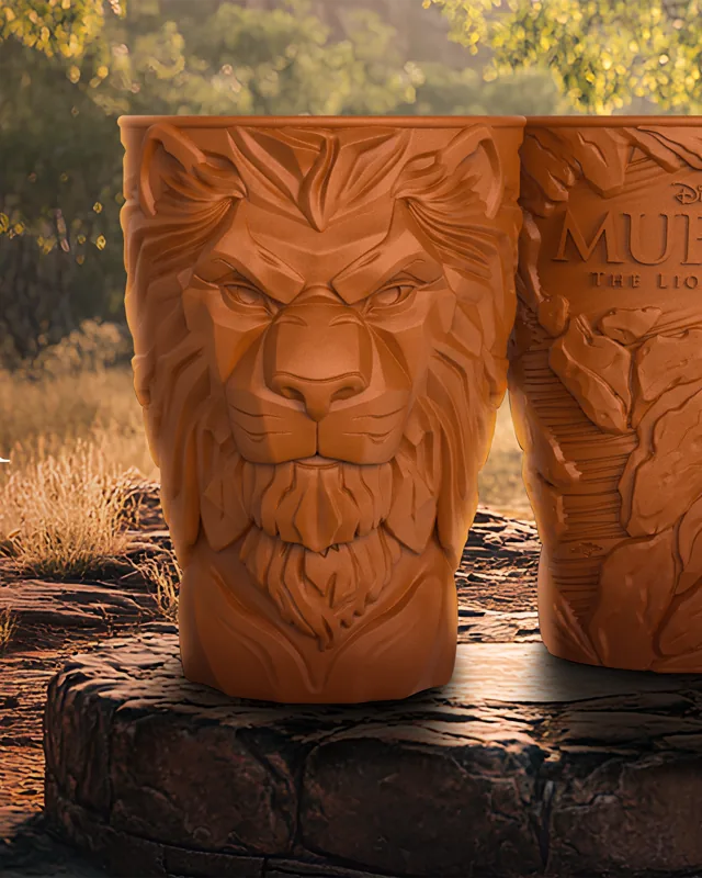 Copos com o rosto do Mufasa esculpido, de O Rei Leão