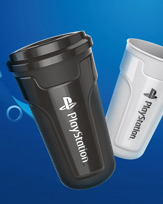 Copos preto e branco com a marca PlayStation